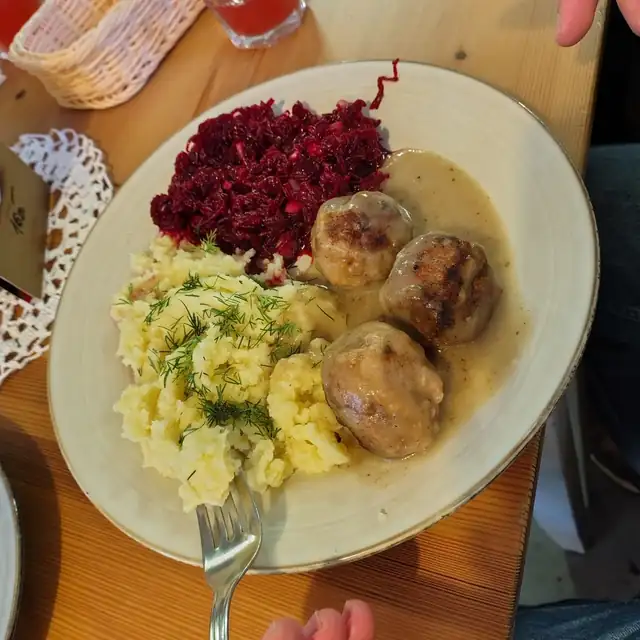 Klopsiki w sosie z ziemniakami i surówką z buraczków